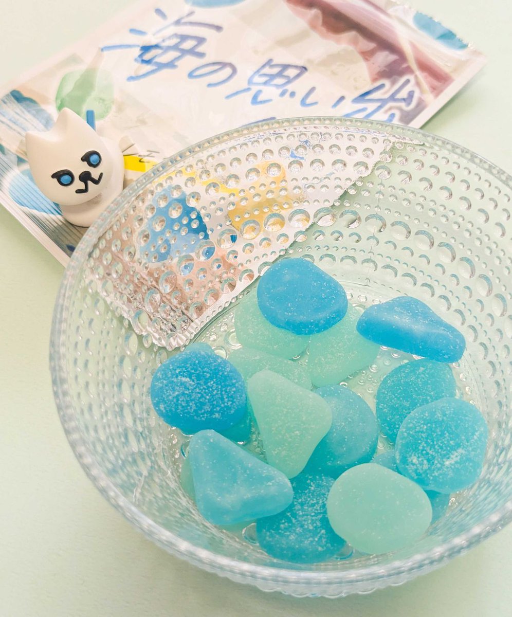 doorfumi2018's tweet photo. 【食べたぜ】ファミマ限定の「海の思い出グミ」をハント！商品名とパッケージがエモくて心奪われちゃうぜ。

シーグラスをモチーフにしてて見た目がすっごくキュートなんだ。思わず手にとってじっくり眺めちゃったぜ。酸味の少ないレモネード味だから、ぱくぱく食べられちゃうぜ！ https://t.co/yx5Ky8YGvV