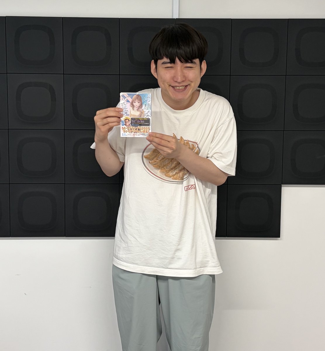 osananajimiriip's tweet photo. ＼見本誌到着🙌／
発売まであと8日！
見本誌が到着しました！

帯には、ぐんぴぃさんをはじめ色々な方からのコメントも……？

そして、特典情報も公開！
https://t.co/ZJG0bvnczK

予約がまだの方は是非こちらから！
https://t.co/dx0yIy6S8m
お楽しみに❗️❗️ https://t.co/ao3xRNnhd6