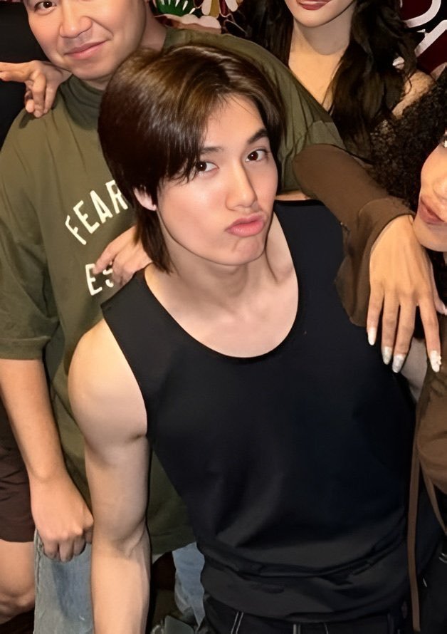 phuwcingtang's tweet photo. KENAPA GUA BARU LIAT FOTO PHUWIN CENTIL INI 😭😭😭😭😭😭😭😭 https://t.co/UuyKbzR98a