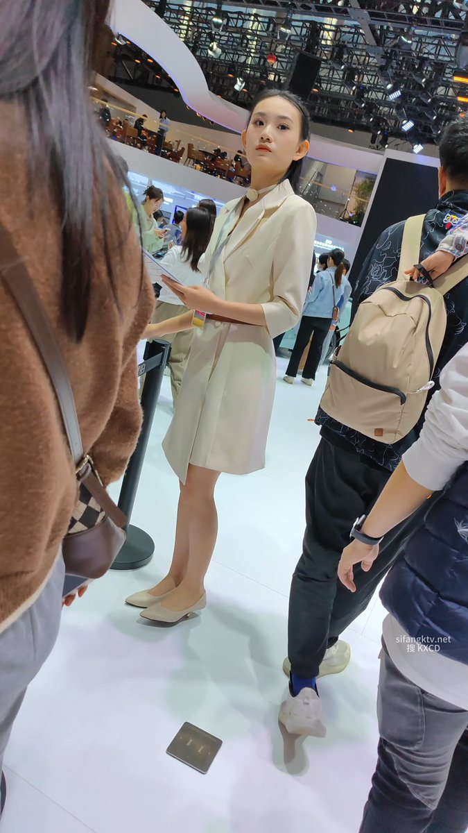 ewtza895's tweet photo. #街拍 #制服 #丝袜 #美腿 #裙底 车展现场清纯可爱主持小姐姐白内好干净 https://t.co/HsGNwT1FCK