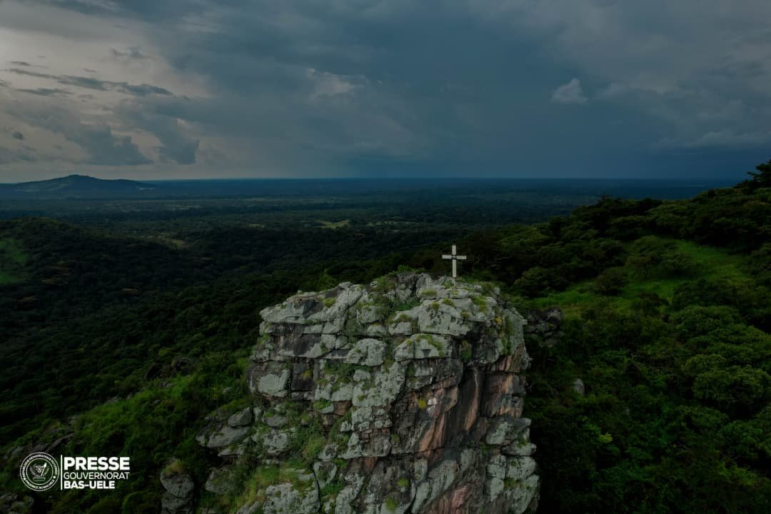 sergesindani01's tweet photo. 🔴#RDC—— Au Bas-uelé, à la découverte d'une chaîne de montagnes aux mille mystères

Dans le groupement #Madi, territoire de #Poko, au #Bas_Uélé, voici l'un des sites les plus impressionnants : une chaîne de montagnes dont l'accès exige près de quatre heures de marche à travers un relief escarpé. Au sommet se dresse une imposante croix, devenue un symbole marquant du lieu. Pour de nombreux visiteurs et habitants, cette montagne est un espace de recueillement où l'on ressent une profonde sérénité et une forte dimension spirituelle.

Cette découverte illustre la richesse naturelle, touristique et culturelle encore méconnue du #Bas_Uélé. Le Gouverneur @mikemokeni y a été pour une visite, à travers laquelle, il a réaffirmé sa volonté de faire connaître les trésors cachés de la province et de les inscrire dans la dynamique de développement et de valorisation voulue par le Président de la République.