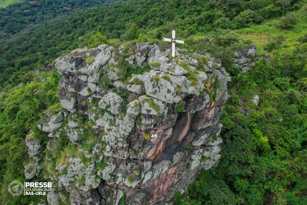 sergesindani01's tweet photo. 🔴#RDC—— Au Bas-uelé, à la découverte d'une chaîne de montagnes aux mille mystères

Dans le groupement #Madi, territoire de #Poko, au #Bas_Uélé, voici l'un des sites les plus impressionnants : une chaîne de montagnes dont l'accès exige près de quatre heures de marche à travers un relief escarpé. Au sommet se dresse une imposante croix, devenue un symbole marquant du lieu. Pour de nombreux visiteurs et habitants, cette montagne est un espace de recueillement où l'on ressent une profonde sérénité et une forte dimension spirituelle.

Cette découverte illustre la richesse naturelle, touristique et culturelle encore méconnue du #Bas_Uélé. Le Gouverneur @mikemokeni y a été pour une visite, à travers laquelle, il a réaffirmé sa volonté de faire connaître les trésors cachés de la province et de les inscrire dans la dynamique de développement et de valorisation voulue par le Président de la République.