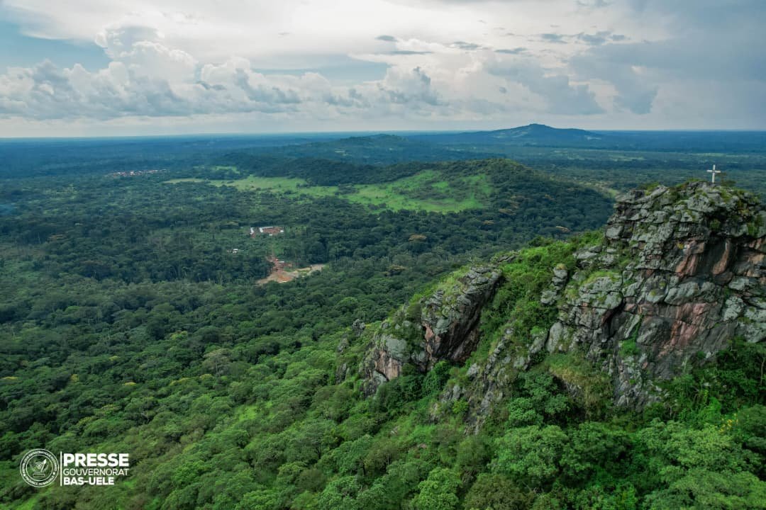 sergesindani01's tweet photo. 🔴#RDC—— Au Bas-uelé, à la découverte d'une chaîne de montagnes aux mille mystères

Dans le groupement #Madi, territoire de #Poko, au #Bas_Uélé, voici l'un des sites les plus impressionnants : une chaîne de montagnes dont l'accès exige près de quatre heures de marche à travers un relief escarpé. Au sommet se dresse une imposante croix, devenue un symbole marquant du lieu. Pour de nombreux visiteurs et habitants, cette montagne est un espace de recueillement où l'on ressent une profonde sérénité et une forte dimension spirituelle.

Cette découverte illustre la richesse naturelle, touristique et culturelle encore méconnue du #Bas_Uélé. Le Gouverneur @mikemokeni y a été pour une visite, à travers laquelle, il a réaffirmé sa volonté de faire connaître les trésors cachés de la province et de les inscrire dans la dynamique de développement et de valorisation voulue par le Président de la République.
