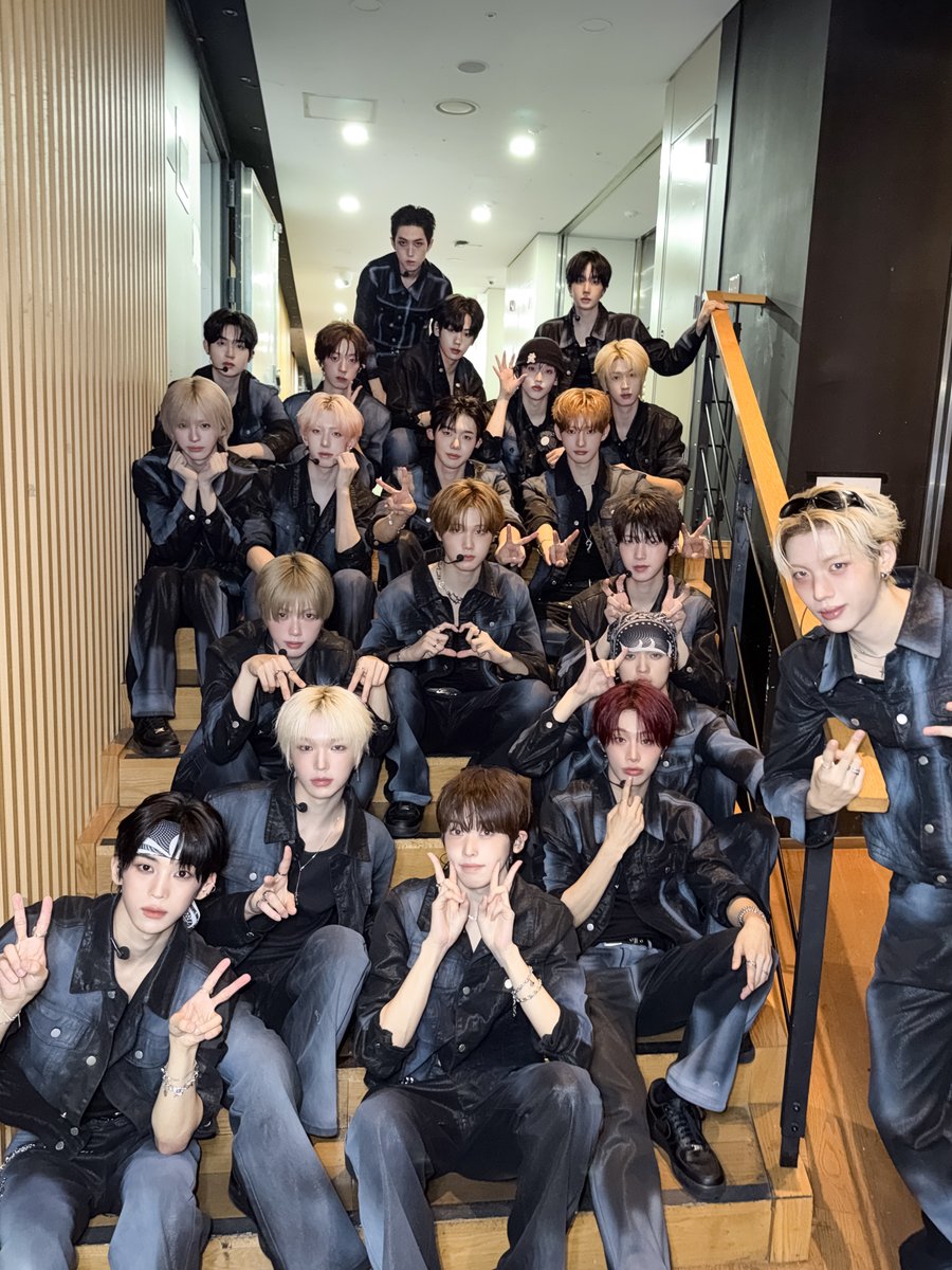 idntt_cosmo's tweet photo. 📸 260730 #엠카운트다운 

📍오늘의 엠카
1. 화면 꽉 차는 20명 비주얼👏
2. 에너지 가득한 군무👏
idntt 오늘 무대도 성공적으로 완료💙

#idntt #아이덴티티 
#Kids_Return #itsnotover https://t.co/UWBQ1fcmIV