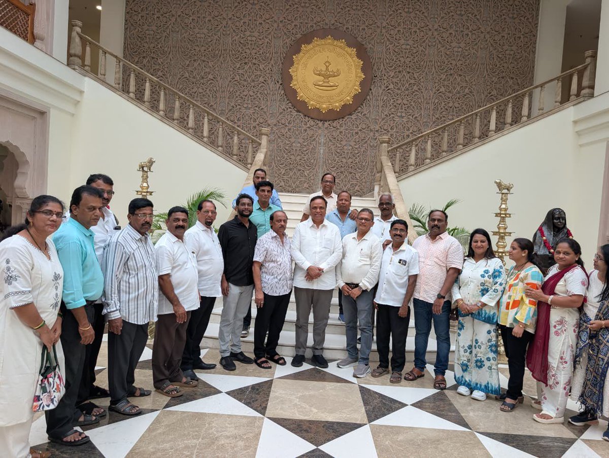 ShelarAshish's tweet photo. शासकीय दौऱ्यावर दिल्ली येथे असताना आज महाराष्ट्र सदनात कोकणातील नागरिकांची भेट झाली. त्यांच्यासोबत संवाद साधला.

#Maharashtra #AshishShelar https://t.co/oX2raraVQj