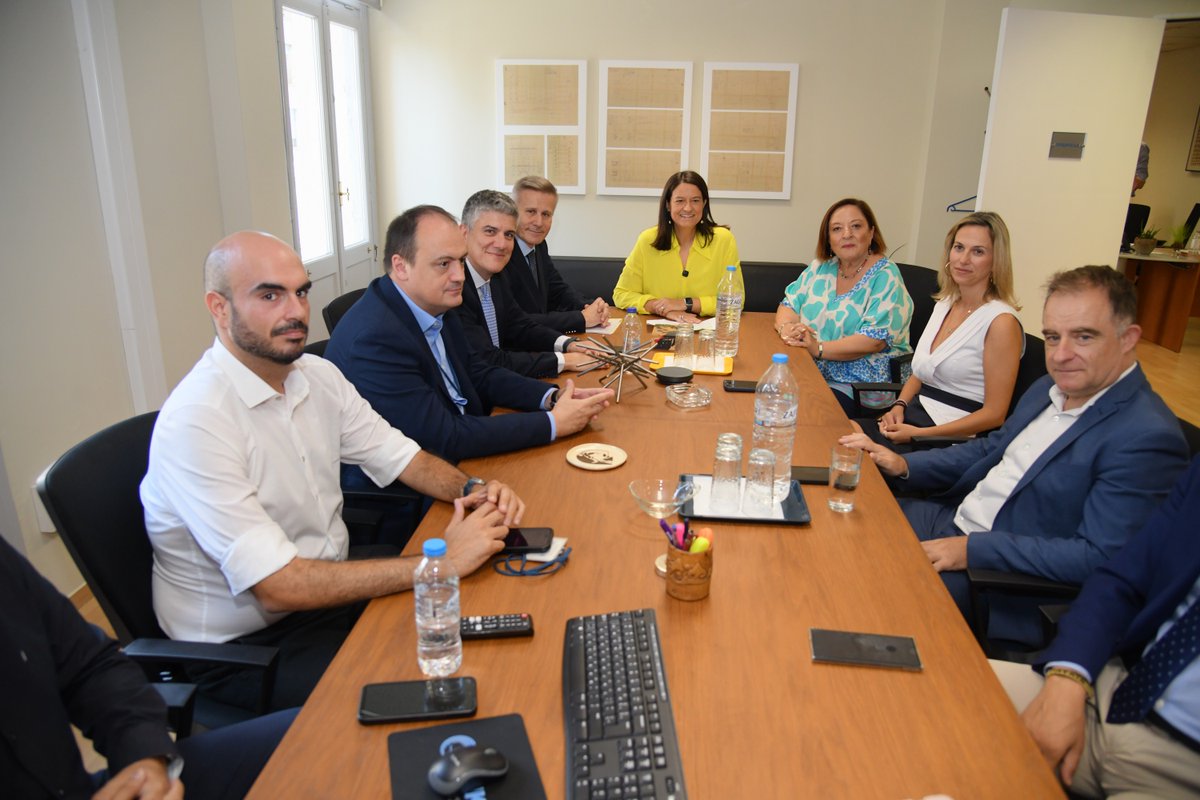 idikagr's tweet photo. Με την Υπουργό Εργασίας και Κοινωνικής Ασφάλισης Νίκη Κεραμέως  συναντήθηκε το Διοικητικό Συμβούλιο της #ΗΔΥΚΑ, στο πλαίσιο της  συνεργασίας για την προώθηση του ψηφιακού μετασχηματισμού του Τομέα  Κοινωνικής Ασφάλισης και της συνεχούς αναβάθμισης των υπηρεσιών προς  τους πολίτες https://t.co/vilmeQgEMm