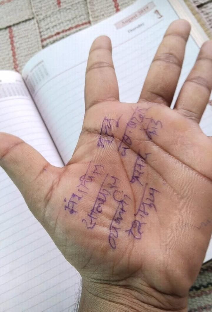 andharesushama's tweet photo. फलटण मधील उपजिल्हा रुग्णालयात पुन्हा एका डॉक्टरचा आत्महत्येचा प्रयत्न 
थेट माजी मंत्री तानाजी सावंत यांच्यावर आरोप करत डॉक्टरने स्टेटस ठेवले. तळहातावर सुसाईड नोट लिहिली. 
@Dev_Fadnavis
#धक्कादायक https://t.co/7iXVa0N0i4