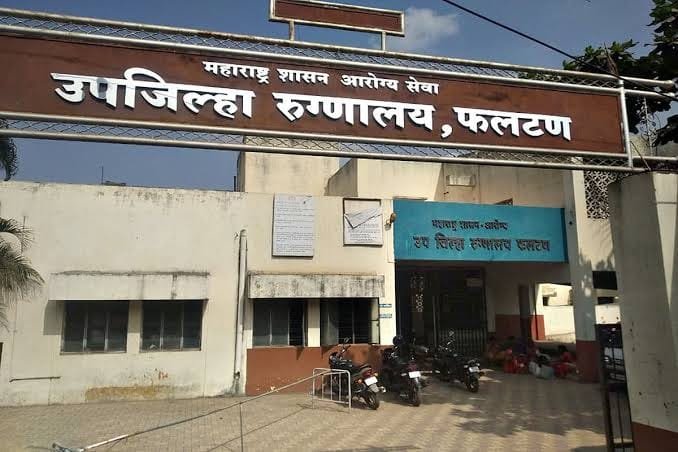 andharesushama's tweet photo. फलटण मधील उपजिल्हा रुग्णालयात पुन्हा एका डॉक्टरचा आत्महत्येचा प्रयत्न 
थेट माजी मंत्री तानाजी सावंत यांच्यावर आरोप करत डॉक्टरने स्टेटस ठेवले. तळहातावर सुसाईड नोट लिहिली. 
@Dev_Fadnavis
#धक्कादायक https://t.co/7iXVa0N0i4