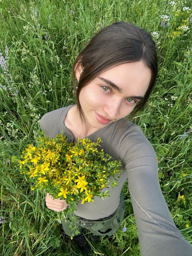 LunarTally's tweet photo. Mountains behind me, holding a bunch of golden St. John's wort in my hands. Afternoon light on the petals felt so soft and still, like it wanted to be shared slowly. Looking back at the photos at night, that brightness and quiet are still there 🌿💛 https://t.co/Lkcz4sAbF0
