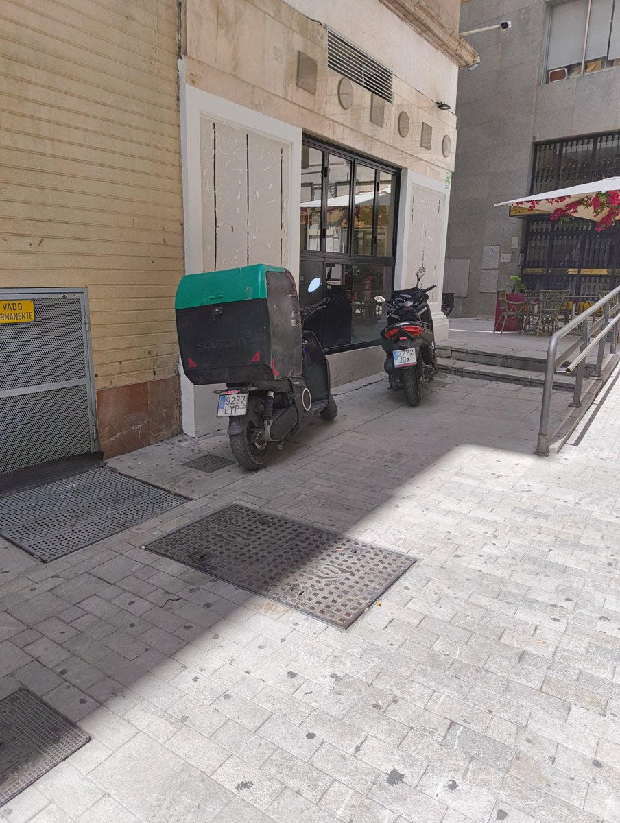 CIBERCOCINA's tweet photo. Prohibido, calle peatonal, prohibido aparcar, pero estos individuos hacen lo que les da la gana. C/Moras
@PoliciaGr que hacemos con estos https://t.co/WvwUmae8sw