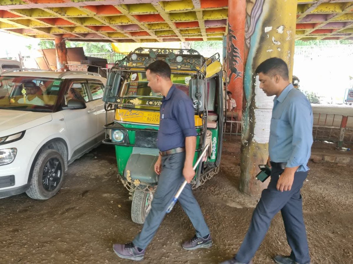 uttarakhandcops's tweet photo. #KanwarYatra2026 के तहत मुनि की रेती में BDS व LIU की संयुक्त टीम ने मंदिरों, गंगा घाटों, होटल, धर्मशालाओं व अन्य संवेदनशील स्थलों पर सघन सुरक्षा जांच अभियान चलाया।

👀 संदिग्ध गतिविधियों पर विशेष नजर, आमजन से सतर्क रहने और संदिग्ध सूचना तुरंत पुलिस को देने की अपील।

#SafeKanwar https://t.co/Eneyau0UWh