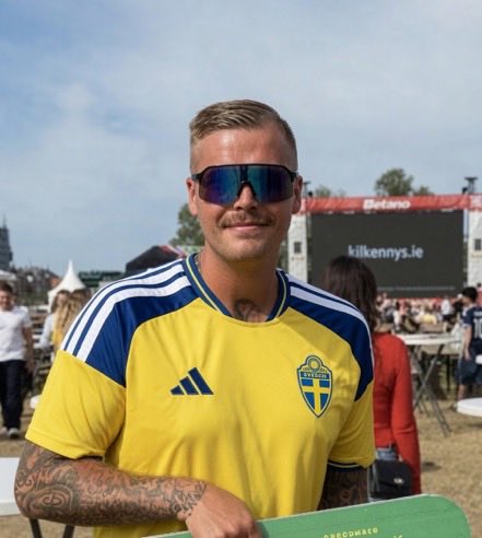 PsyGuy007's tweet photo. 🇸🇪 INJUSTICE : Le migrant congolais qui a tué le policier suédois en repos Christian Zedig (père de 2 petites filles) dans une zone de fans de la Coupe du monde à Copenhague… risque 8 à 10 mois de prison

Oui, vous avez bien lu.

Un homme déjà condamné pour viols et tentative de meurtre (7 ans de prison pour avoir poignardé quelqu’un).

Il a donné un coup de poing mortel au cou du policier qui tentait de calmer une bagarre.

Christian est mort. Sa femme et ses enfants n’ont plus de mari ni de père.

Et le procureur danois demande… moins d’un an.

C’est ça, la justice en 2026 ? 😡 

PARTAGEZ 🔁. Faites tourner. Que le monde entier voie jusqu’où on est tombés.​​​​​​​​​​​​​​​​​​​​​​​​​​​​​​​​​​​​​​​​​​​​​​​​​‼️