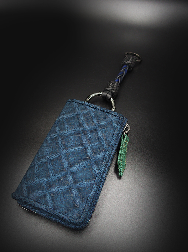 RizardHead's tweet photo. BLUE好きのお客様より、こだわりのLittle Zip Walletをオーダー。 外装はエレファント、インナーはブルーのルガト。 引手とダイヤはグリーンで遊び心を。 手染めグラデのカラビナも合わせ、遊び心ある一点に仕上がりました。 https://t.co/fNwBO7ZnKe