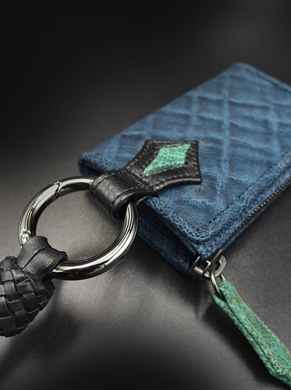 RizardHead's tweet photo. BLUE好きのお客様より、こだわりのLittle Zip Walletをオーダー。 外装はエレファント、インナーはブルーのルガト。 引手とダイヤはグリーンで遊び心を。 手染めグラデのカラビナも合わせ、遊び心ある一点に仕上がりました。 https://t.co/fNwBO7ZnKe