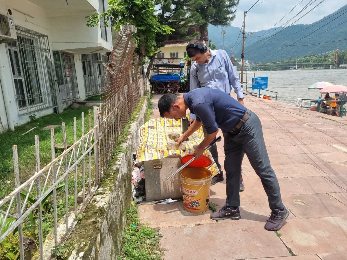 uttarakhandcops's tweet photo. #KanwarYatra2026 के तहत मुनि की रेती में BDS व LIU की संयुक्त टीम ने मंदिरों, गंगा घाटों, होटल, धर्मशालाओं व अन्य संवेदनशील स्थलों पर सघन सुरक्षा जांच अभियान चलाया।

👀 संदिग्ध गतिविधियों पर विशेष नजर, आमजन से सतर्क रहने और संदिग्ध सूचना तुरंत पुलिस को देने की अपील।

#SafeKanwar https://t.co/Eneyau0UWh