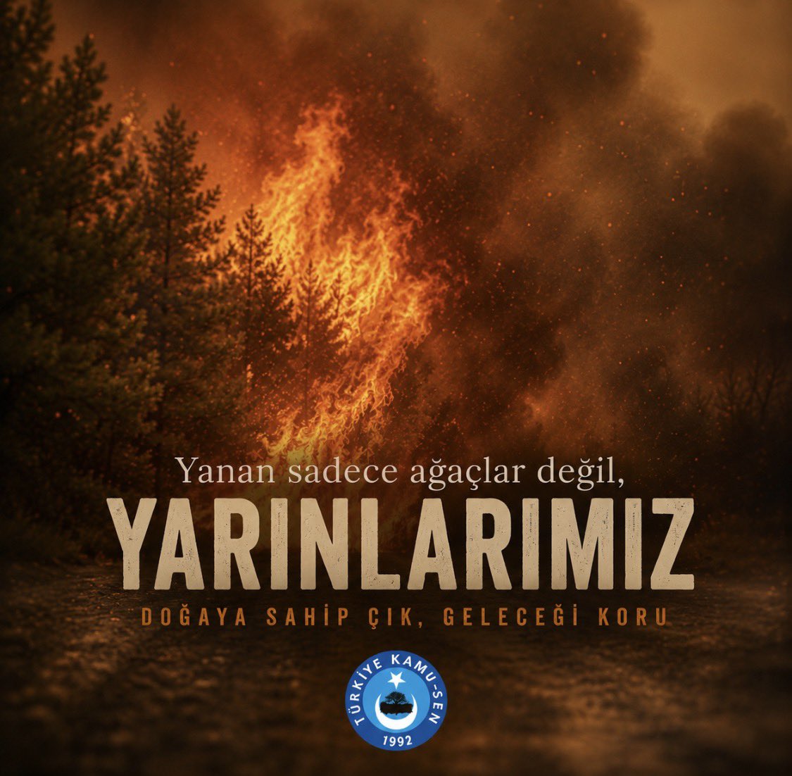 OnderKahveci's tweet photo. YANAN HER AĞAÇLA GELECEĞİMİZ DE YOK OLUYOR 

Yaz sıcaklarının bastırmasıyla orman yangınları da hız kazanmış bulunmaktadır. Ülkemizin farklı bölgelerinde peş peşe meydana gelen orman yangınları, millet olarak hepimizi derinden üzmektedir.

Ormanlar; yalnızca ağaçlardan ibaret değildir. Onlar, temiz havamızın kaynağı, doğal hayatın yuvası, su kaynaklarımızın güvencesi ve gelecek nesillere bırakacağımız en kıymetli mirastır. Alevlere teslim olan her orman parçası, sadece doğamızın değil, ülkemizin geleceğinin de zarar görmesi anlamına gelmektedir.

Bu zorlu süreçte, yangınları söndürmek için gece gündüz demeden büyük bir fedakârlıkla görev yapan orman teşkilatımızın mensupları başta olmak üzere, çalışmalara katılan tüm kamu görevlilerine ve gönüllülerimize minnettarız. 

Canlarını hiçe sayarak yürüttükleri mücadele, milletimizin birlik ve dayanışma ruhunun en güçlü örneklerinden biridir. 

Ancak bilinmelidir ki, yangınlarla mücadele yalnızca ilgili kurumların değil, toplumun her ferdinin ortak sorumluluğudur. En küçük bir ihmalin dahi telafisi mümkün olmayan sonuçlara yol açabileceği unutulmamalı; doğamızı koruma konusunda herkes azami hassasiyet göstermelidir. 

Özellikle tarımsal hasat mevsiminin ardından anız yakılması, piknik ateşlerinin tam olarak söndürülmemesi, dikkatsizlik gibi etkenler ülkemizdeki orman yangınlarının başlıca nedenlerini oluşturmakta, orman yangınları büyük oranda insan kaynaklı olarak ortaya çıkmaktadır. Nasıl ki gök vatan, mavi vatan diyerek ülkemizin sahip olduğu zenginlikleri koruyorsak ülkesini seven her vatandaşımızın yeşil vatanımızı da aynı hassasiyetle koruması ve gözetmesi milli bir görevdir.  

Türkiye Kamu-Sen olarak, devletimizin yürüttüğü söndürme çalışmalarının en kısa sürede başarıyla sonuçlanmasını temenni ediyor; yangından etkilenen tüm vatandaşlarımızın acısını yürekten paylaşıyoruz. İnsanüstü gayret göstererek adeta alevlere göğüs geren mücadele ekiplerine, kamu görevlilerine ve gönüllülere minnetlerimizi sunuyor, kolaylıklar diliyoruz. İnancımız odur ki, milletimizin dayanışması ve devletimizin gücüyle bu felaketin izleri silinecek, kaybettiğimiz yeşil vatan yeniden filizlenerek geleceğe umut olacaktır.