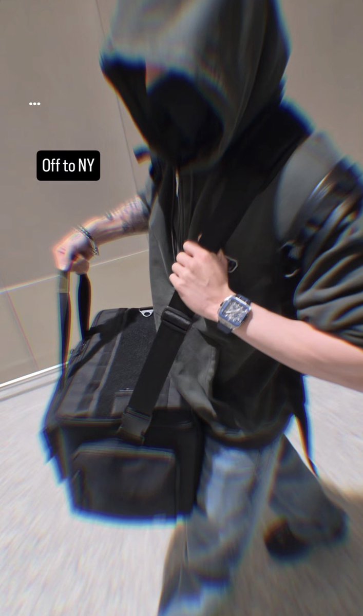 dreamjeons's tweet photo. jungkook’s HUGE camera bag omg😭 what is he planning? https://t.co/wusGkqeyei