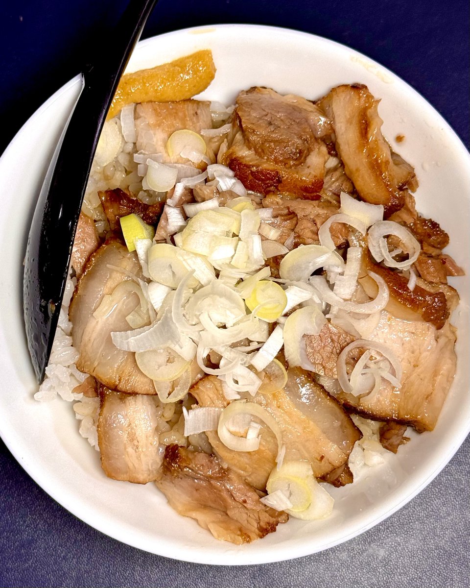 nanimokanimo's tweet photo. 昨日の夜自分で作ったチャーシューの味が気になって仕事を放置して帰ってきました。バチクソうまかったぜ！1本4000円で売れる自信あるは！あるわ！どっち？
#飯テロ #おうちごはん https://t.co/AvAtQauXpU