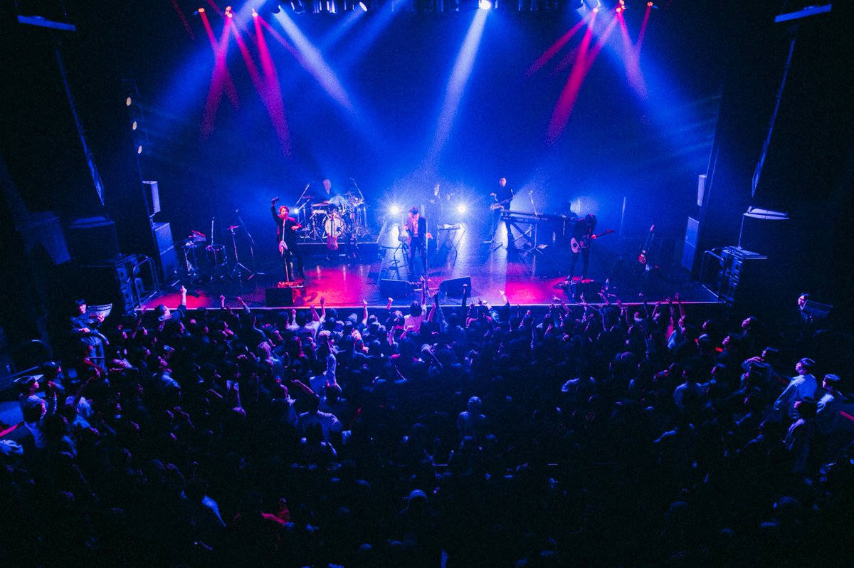 BiKNshibuya's tweet photo. To Our Korean Audience

“한국 음악? K-POP 말고 뭐 더 있나?”

가끔 이런 말들을 보기도 합니다.

그런 말을 들을 때마다 꼭 이렇게 답하고 싶어요.

한국 인디 한번 들어보세요.
진짜 재밌거든요.

안녕하세요. 저희는 도쿄 시부야에서 아시아 인디 음악을 소개하고 있는 쇼케이스, BiKN Shibuya입니다.

2023�� 첫 BiKN부터 지금까지,

이민휘, 세이수미, 실리카겔, 김오키 새턴 발라드, 놀이도감, 세일러허니문, 삼산, 스네이크치킨수프, 팔칠댄스, 윤지영, 검정치마…

.
정말 많은 한국 뮤지션들이 그간 BiKN의 무대에 함께해 주셨습니다.

그중에는 BiKN을 통해 일본에서 처음으로 공연한 뮤지션도 있었고, 첫 일본 단독 공연을 저희와 함께한 뮤지션도 있었습니다.

그리고 시간이 지나,
그때 함께했던 뮤지션들이 더 큰 무대에 서고, 더 먼 지역에서 공연하고, 이제는 세계 곳곳의 젊은 뮤지션과 창작자들에게 영감을 주는 모습을 보고 있습니다.

그런 모습을 볼 때면 기분이 참 묘합니다.

기쁘기도 하고,
조금 벅차기도 해요.

물론 저희가 누군가를 “발견했다”고 말하고 싶은 �� 아닙니다.

그냥 그때 그 음악이 정말 좋았습니다.

좋으니까 계속 들었고,
일본에 있는 분들에게도 들려주고 싶었고,
도쿄에서 뮤지션들을 직접 만날 수 있다면 더 좋겠다고 생각했습니다.

그래서 초대했습니다.

생각해 보면 BiKN은 2023년부터 계속 이런 일을 해 왔습니다.

지금은 좋은 음악을 찾는 일이 정말 쉬워졌을지도 모릅니다.

매일 알고리즘이 새로운 음악을 추천해 주고,
AI와 데이터는 우리가 무엇을 좋아할지 점점 더 정확하게 알고 있는 듯 합니다.

그런데 이상하게도,
좋은 음악과 제대로 “만나는” 일은 여전히 어렵다고 느낍니다.

그래서 저희는 조금 비효율적이어도 직접 찾습니다.

아시아의 여러 도시에서 지금 어떤 음악이 만들어지고 있는지 찾아보고,
직접 들어보고, “이거 진짜 좋은데?” 싶으면 또 듣습니다.

그리고 그 음악을 아직 모르는 사람들과 어떻게 만나게 할지 고민합니다.

그렇게 어떤 뮤지션들�� 도쿄로 오고,
시부야의 무대에 서고,

서로 다른 곳에서 살고,
서로 다른 언어를 쓰던 사람들이
같은 공간에서 같은 음악을 듣게 됩니다.

저희가 BiKN을 하면서 가장 좋아하는 순간 중 하나입니다.

올해 BiKN shibuya 2026의 슬로건은

“WE DO CARE ABOUT ASIAN INDIE”

입니다.

조금 거창하게 들릴 수도 있지만,
저희에게는 그냥 사실입니다.

한국 인디도,
그리고 아시아 곳곳에서 지금 만들어지고 있는 수많은 음악도,

저희는 정말 듣고 있습니다.

그리고 진심으로 좋아합니다.

음악이 모든 차이를 없앨 수 있다고 생각하지는 않습니다.

그래도 음악이 흐르는 동안만큼은,
서로 다른 사람들이 서로의 소리를 들어볼 수 있다고 믿습니다.

올해도 아직 소개하지 않은 음악과 뮤지션들이 많이 남아 있습니다.

11월 8일,
도쿄 시부야에서 만나요.

좋은 음악으�� 만나기를 고대합니다. 🔉

🎫 일반 ¥8,500 / 학생 ¥4,500
🌐 Link in bio
🕘 7/28 21:00 ~ 8/9 23:59
※ 일본 시간

Photo Credits:
Special thanks to all photographers for capturing these moments.

Minhwi Lee,The Black Skirts,Kim Oki Saturn Ballad,Noridogam,Sailor Honeymoon - @HLG2524

Silica Gel - @_marikinoshita 

Say Sue Me - @hayatowatanbe 

Snake Chicken Soup,Samsan - @inagakiruriko 

Whys Young - @endorika__ 

87dance - @otoha09590303
