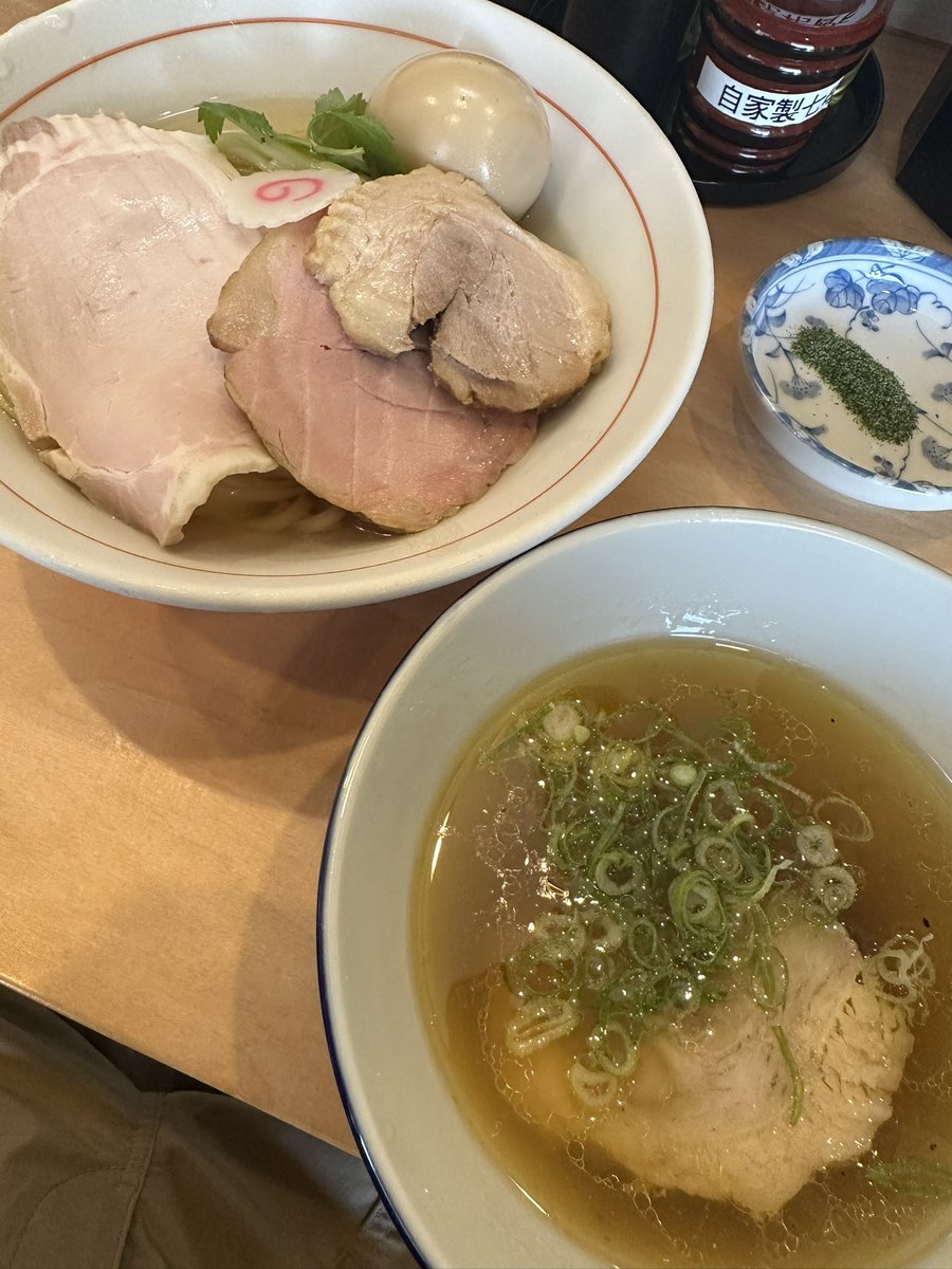 cma_j's tweet photo. ひさまつ軒@千葉県鎌ケ谷市
○昆布水つけ麺(限定)
○豚バラチャーシューTP
○吊るし焼きチャーシューTP
○味玉TP

暑い日に昆布水！夏の恒例✨
キンキンのおしぼりありがとうございます😭
チャーシューTPしすぎて麺線が、、
藻塩が美味しすぎて以前から改良されていて絶品！！！
限定終了前に通��たい https://t.co/Y22om2Y99Y