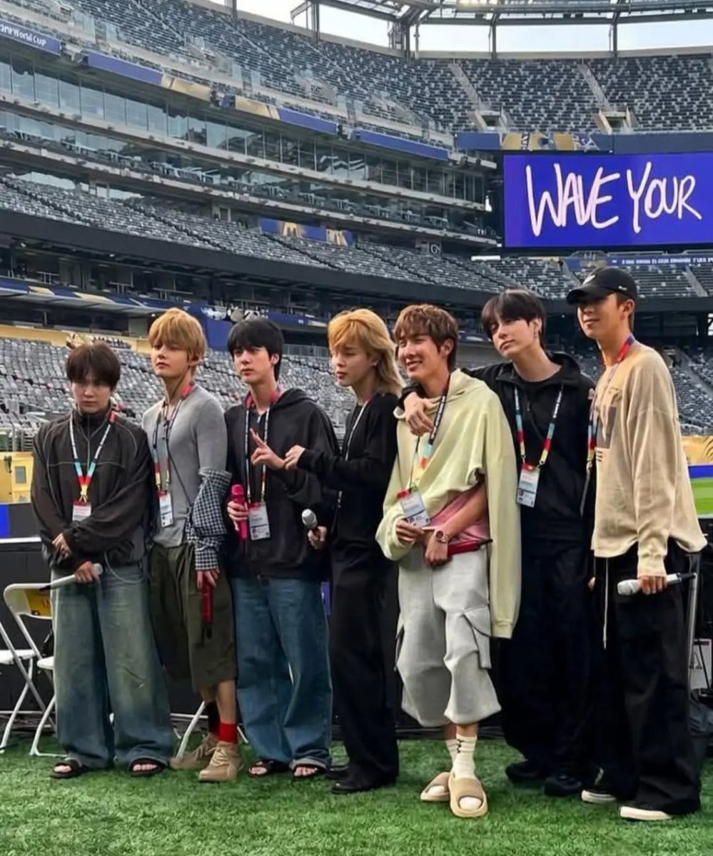 sugacheeks7's tweet photo. BTS seguirá pavimentado el camino para todos. 💜

BTS PAVED THE WAY
WE STAND WITH BTS
WE ARE PROUD OF YOU BTS
BTS OUR FOREVER ARTISTS https://t.co/7GxhFOgfKq
