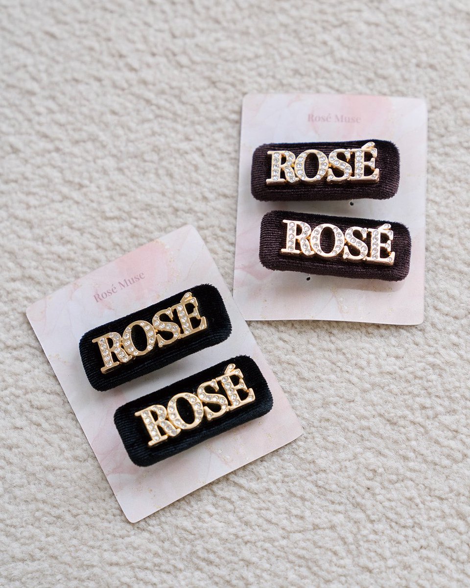 rosemuse_'s tweet photo. ┈𝑛𝑒𝑤 𝑎𝑟𝑟𝑖𝑣𝑎𝑙

"Bijou logo hair pin set"
color : brown / black
¥5,500(tax in)

ラインストーンを施した
ロゴがポイントのヘアピン

左右でつけれるように
スリップの向きが左右違いのセットになっているのも嬉しいポイント

⁡ ↪︎web store 8/18(tue)20:00~

#RoseMuse https://t.co/WIVQEQfoiS