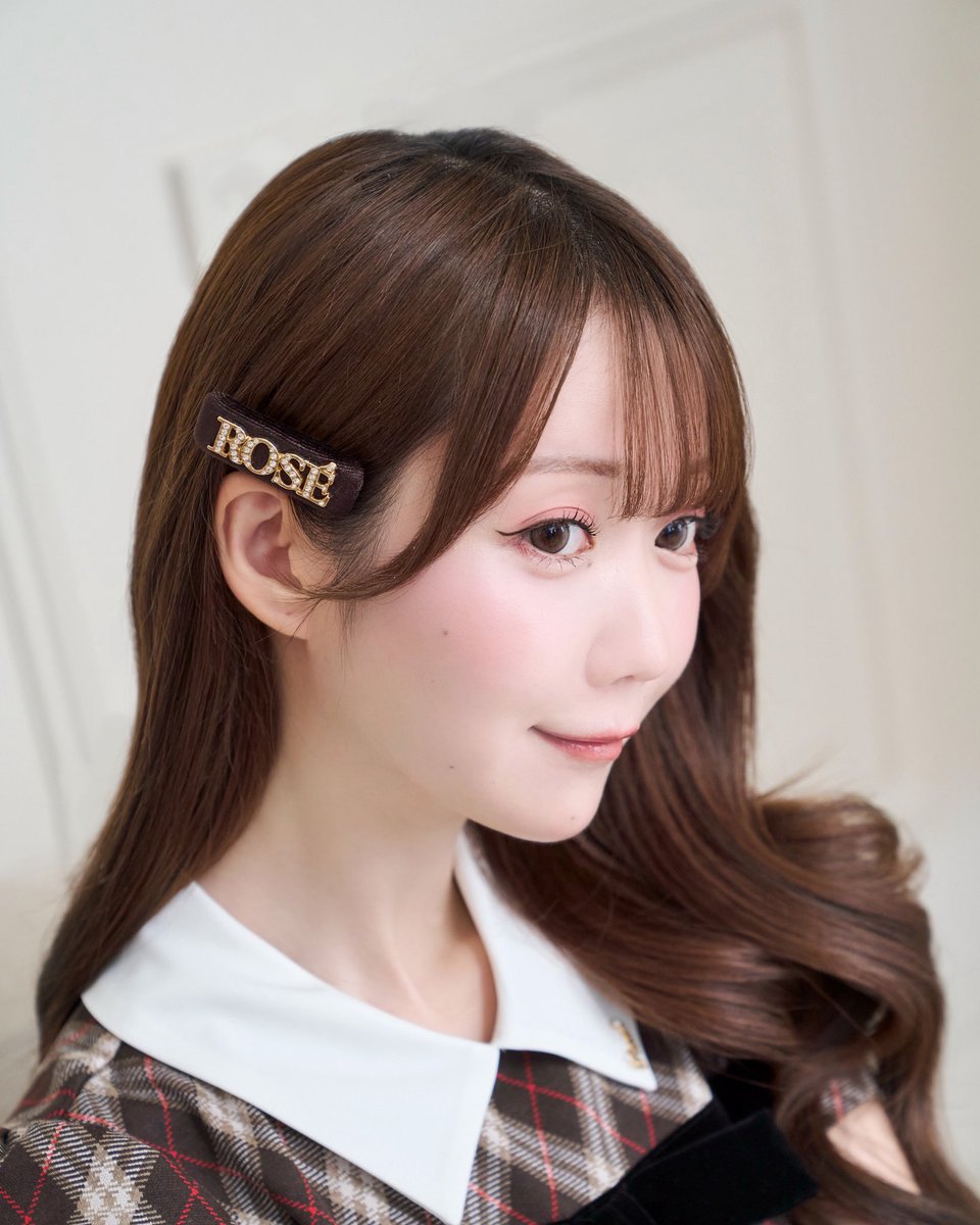 rosemuse_'s tweet photo. ┈𝑛𝑒𝑤 𝑎𝑟𝑟𝑖𝑣𝑎𝑙

"Bijou logo hair pin set"
color : brown / black
¥5,500(tax in)

ラインストーンを施した
ロゴがポイントのヘアピン

左右でつけれるように
スリップの向きが左右違いのセットになっているのも嬉しいポイント

⁡ ↪︎web store 8/18(tue)20:00~

#RoseMuse https://t.co/WIVQEQfoiS