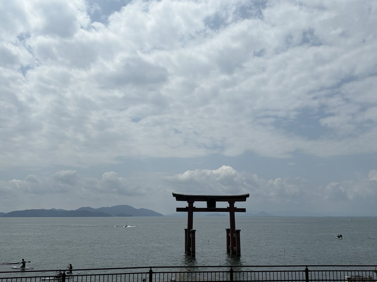 snowdrop_772017's tweet photo. ７月の空
空と湖がとけこむ風景
琵琶湖にて

#いつかの空 #いつかの空色 
#空と湖 #琵琶湖 #空
#空の色 #そらのいろ
#見上げた空の色
#空を見上げて
#7月の空
#空がある風景 https://t.co/Fl4F3wwrp3