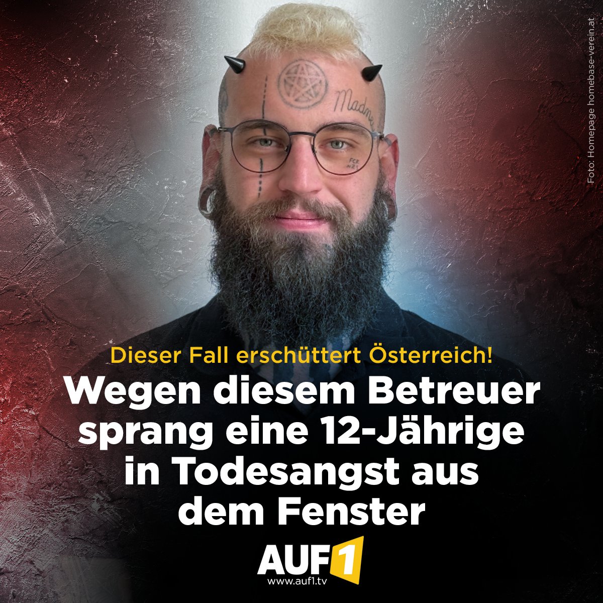 AUF1TV's tweet photo. „𝗜𝗰𝗵 𝘀𝘁𝗲𝗿𝗯𝗲 𝗹𝗶𝗲𝗯𝗲𝗿“!🚨𝗧𝗿𝗮𝘂𝗺𝗮𝘁𝗶𝘀𝗶𝗲𝗿𝘁𝗲𝘀 𝗠𝗮̈𝗱𝗰𝗵𝗲𝗻 (𝟭𝟮) 𝘀𝗽𝗿𝗮𝗻𝗴 𝘄𝗲𝗴𝗲𝗻 „𝗧𝗲𝘂𝗳𝗲𝗹𝘀-𝗕𝗲𝘁𝗿𝗲𝘂𝗲𝗿“ 𝗮𝘂𝘀 𝗱𝗲𝗺 𝗙𝗲𝗻𝘀𝘁𝗲𝗿

Der Fall erschüttert Österreich! Nach schweren Missbrauchserfahrungen stand das schwer traumatisierte Mädchen unter der Obhut der Wiener Kinder- und Jugendhilfe, die es beim privaten Betreuungsverein „Pro Child“ unterbrachte. Bei Therapiebeginn soll bereits der Anblick eines Mannes dazu geführt haben, dass sich die Zwölfjährige einnässte. Doch der Horror für das Mädchen wurde noch schlimmer: Als der betreuende Verein seinen Betrieb einstellte, sollte es zum Verein „Homebase“ verlegt werden.

Obwohl ausdrücklich weibliche Betreuungspersonen für die Abholung empfohlen worden waren, erschien der männliche Geschäftsführer des neuen Vereins. Ein Teufelskerl! Der Mann trägt Gesichtstattoos, ein Pentagramm auf der Stirn und geweitete Ohrlöcher und ließ sich mit aufschraubbaren Teufelshörnern fotografieren, siehe Grafik. Ausgerechnet er sollte das traumatisierte Kind abholen.

Die verstörte Zwölfjährige verbarrikadierte sich in ihrem Zimmer. Nach einem Ultimatum kündigte der Teufels-Betreuer an, den Raum auch gegen ihren Willen zu betreten. In Todesangst kletterte die Zwölfjährige aus einem Fenster im ersten Stock und sprang auf den Beton. Mit Arm- und Beinbrüchen am Boden liegend soll sie noch geschrien haben: „Ich sterbe lieber, als mit denen mitzugehen.“

„Es ist herzzerreißend, was dieses Mädchen offenbar bereits erleiden musste“, sagte die stellvertretende FPÖ-Chefin Dr. Susanne Fürst und kritisierte die monatlichen Geldflüsse der Stadt Wien an den Verein „Homebase“ in Höhe von rund 400.000 Euro.

📺 Mehr zu diesem schockierenden Behördenversagen erfahren Sie heute um 18 Uhr in den Nachrichten AUF1.