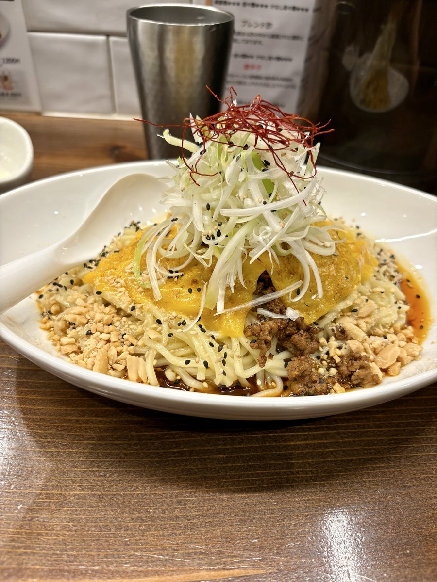 ikadyohn's tweet photo. 64億年ぶりに蝋燭屋食べけど辛さ耐性なくなりすぎて汗と鼻水垂れ流しまくってる https://t.co/RxW3JzxkYf