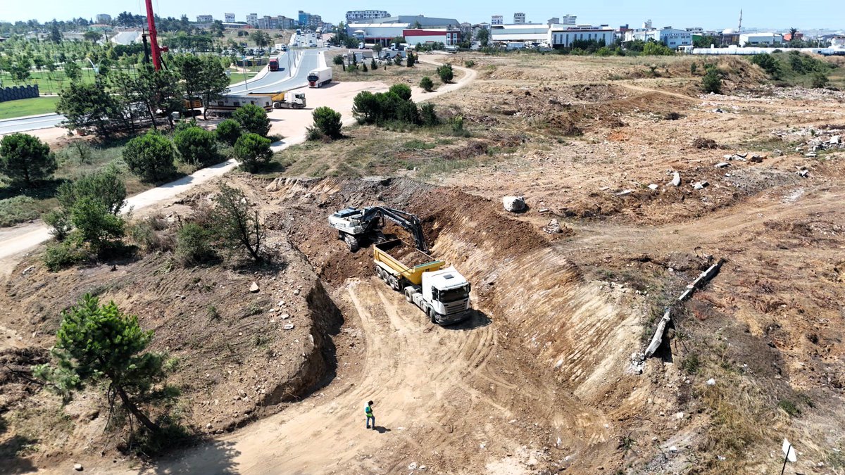 tahirbuyukakin's tweet photo. Gebze’mizin trafik yükünü hafifletiyor, ulaşıma kalıcı bir neşter vuruyoruz! 

Bölgedeki trafik yoğunluğunu ortadan kaldıracak Gebze Millet Bahçesi Kavşağı projemizde çalışmalarımız hızla devam ediyor.

İnşa ettiğimiz 2 yeni altgeçit ve 4 kilometreyi aşan yeni bağlantı yollarıyla;
📍 D-100 Gebze Doğu Kavşağı
📍 TEM Yan Yol bağlantıları
📍 Küçük Sanayi Sitesi güzergâhında beklemeleri bitiriyor, kesintisiz ve akıcı bir ulaşım dönemi başlatıyoruz.

Bu sayede hemşehrilerimiz hem Millet Bahçemize hem de sevdiklerine çok daha hızlı, güvenli ve konforlu bir şekilde ulaşacak.

Şehrimizin altyapısını en güçlü şekilde inşa etmeye, Kocaeli için durmadan üretmeye devam ediyoruz.