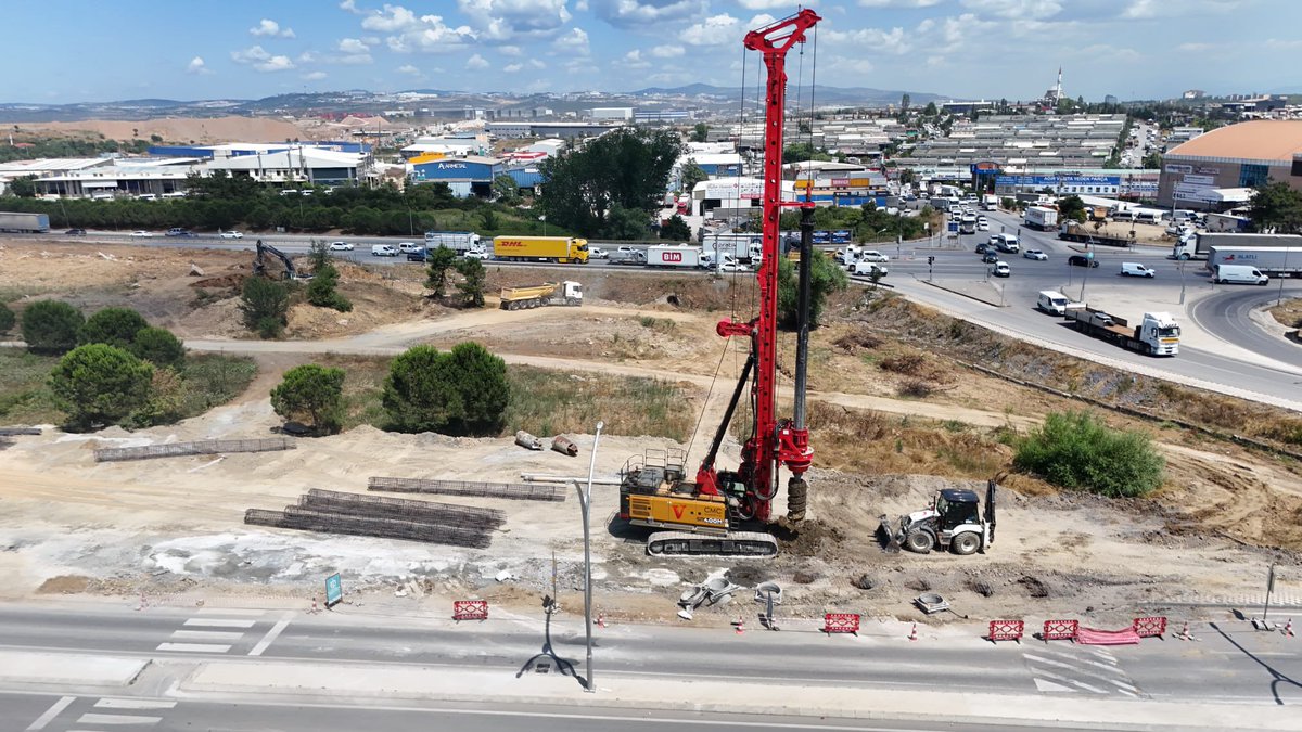 tahirbuyukakin's tweet photo. Gebze’mizin trafik yükünü hafifletiyor, ulaşıma kalıcı bir neşter vuruyoruz! 

Bölgedeki trafik yoğunluğunu ortadan kaldıracak Gebze Millet Bahçesi Kavşağı projemizde çalışmalarımız hızla devam ediyor.

İnşa ettiğimiz 2 yeni altgeçit ve 4 kilometreyi aşan yeni bağlantı yollarıyla;
📍 D-100 Gebze Doğu Kavşağı
📍 TEM Yan Yol bağlantıları
📍 Küçük Sanayi Sitesi güzergâhında beklemeleri bitiriyor, kesintisiz ve akıcı bir ulaşım dönemi başlatıyoruz.

Bu sayede hemşehrilerimiz hem Millet Bahçemize hem de sevdiklerine çok daha hızlı, güvenli ve konforlu bir şekilde ulaşacak.

Şehrimizin altyapısını en güçlü şekilde inşa etmeye, Kocaeli için durmadan üretmeye devam ediyoruz.