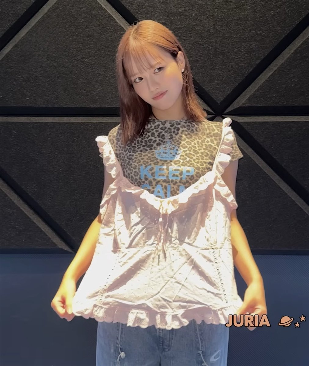 juriastar's tweet photo. the wrong size juria bought because she didn’t try them on first 😭 https://t.co/dTWap2gJ31