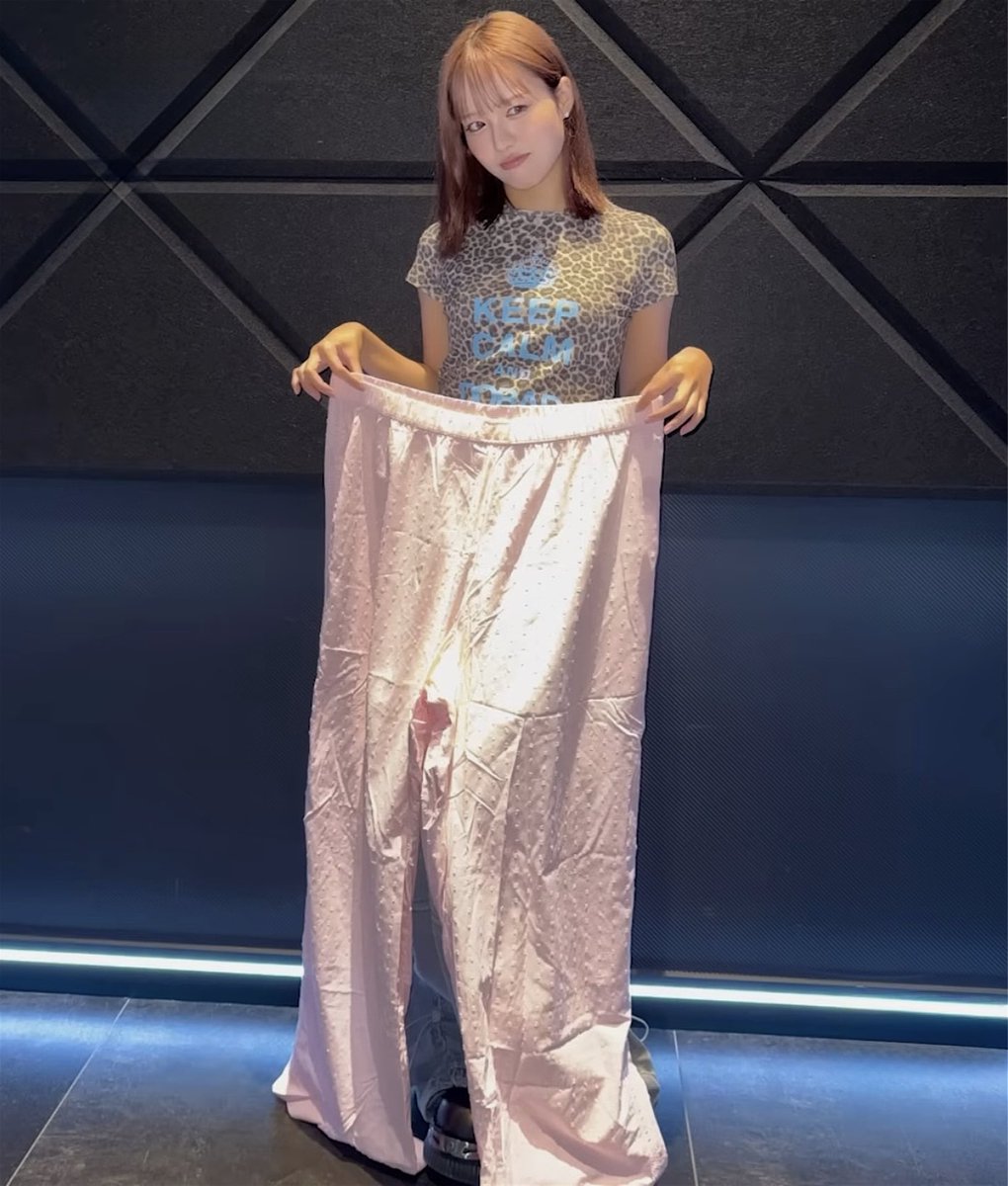 juriastar's tweet photo. the wrong size juria bought because she didn’t try them on first 😭 https://t.co/dTWap2gJ31