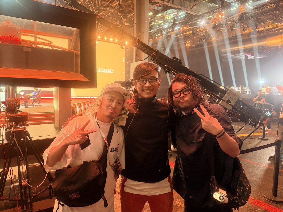 Sidnificus's tweet photo. Look who I found at the EWC venue!!!
@takaNakayama and Mr. Matsumoto are super nice IRL.
I hope you like my gifts~~ https://t.co/83szmyzq4b