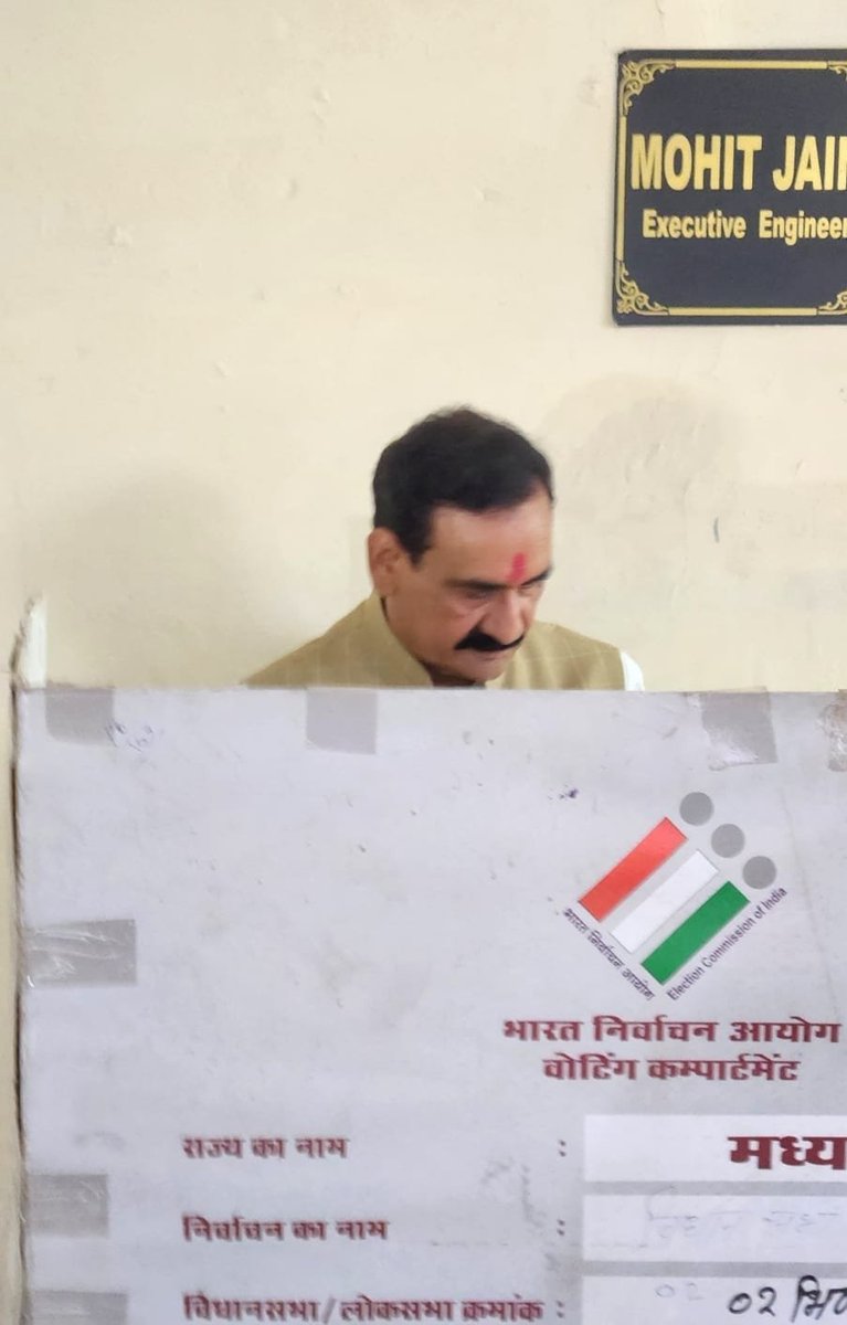 ElectionMP2028's tweet photo. नरोत्तम मिश्रा ने जीवन में पहली और आख़िरी बार कांग्रेस को वोट दिया होगा https://t.co/8Y5SlUa95u