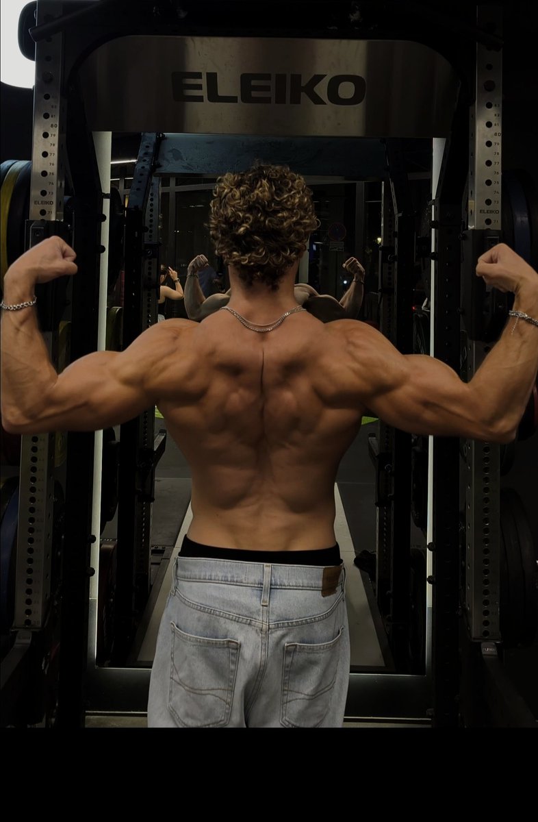 Yk4re_'s tweet photo. Vous aimez la vue ? 👀 
#moneyslave #musclegod #muscleworship https://t.co/ISxx2AkM1M