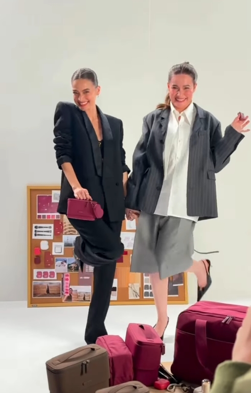PinaysInShowbiz's tweet photo. Collab of the Year? Anne Curtis' blk Cosmetics collaborating with Bea Alonzo's Bash Manila. A collab that makes total sense. Put blk products in a Bash bag. Congrats, Lady Bosses. 💄👛

#AnneCurtis 
#blkcosmetics 
#BeaAlonzo 
#bashmanila https://t.co/x3Ob2kqFoU