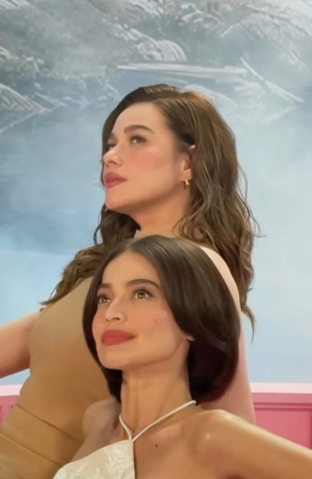 PinaysInShowbiz's tweet photo. Collab of the Year? Anne Curtis' blk Cosmetics collaborating with Bea Alonzo's Bash Manila. A collab that makes total sense. Put blk products in a Bash bag. Congrats, Lady Bosses. 💄👛

#AnneCurtis 
#blkcosmetics 
#BeaAlonzo 
#bashmanila https://t.co/OmhQYeUlUi