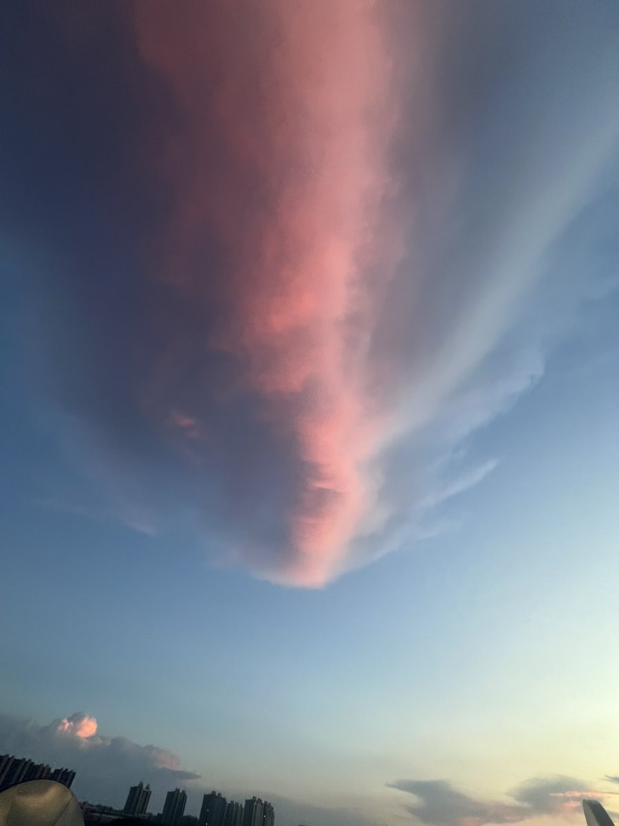 ZQ_so_boring's tweet photo. Just like a pink and very big Dk on the sky 
Really wanna eat it 😋 https://t.co/9R1VvXjjWz