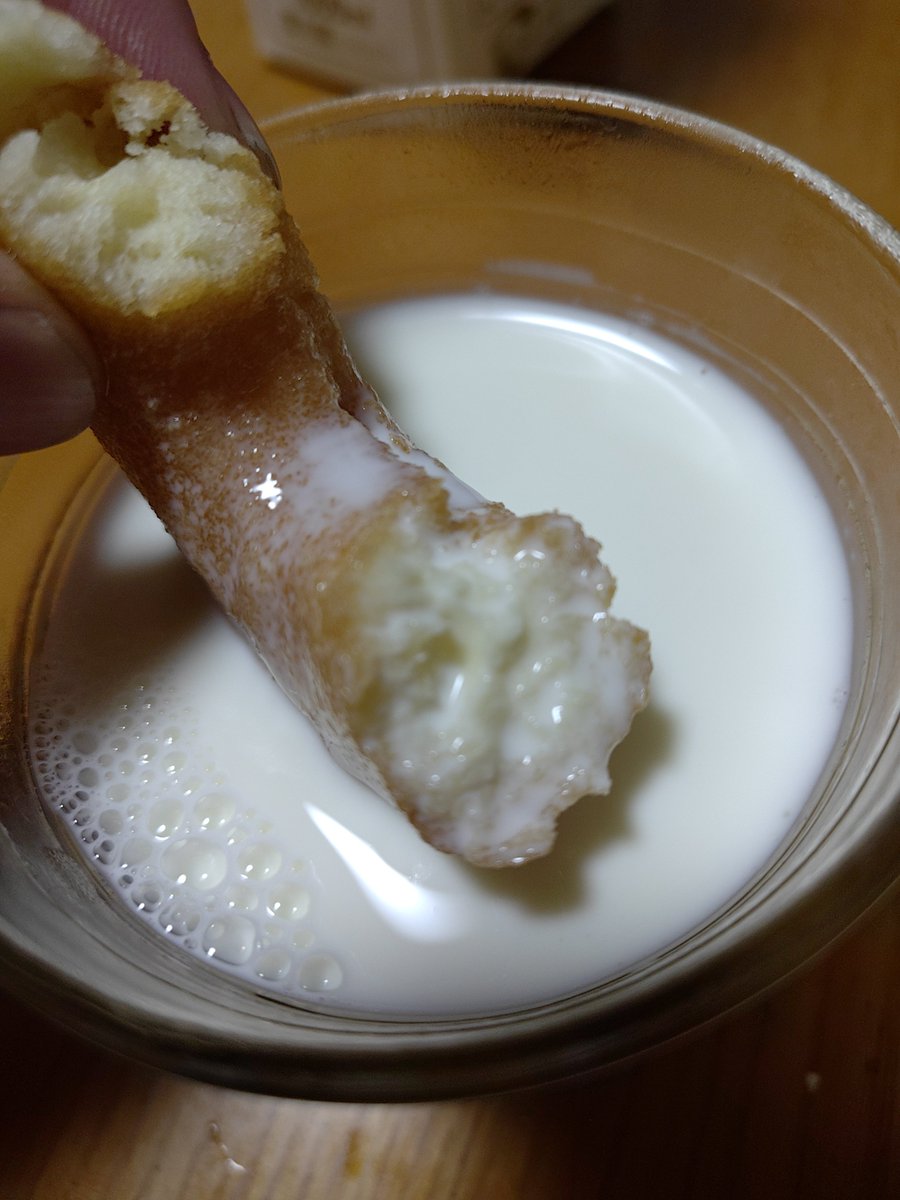 katchan_tred's tweet photo. 今夜のスイーツはキングドーナツレモン😋
からの牛乳に浸すとめっちゃ美味い☺️
みさえちゃん@satomisa_aaaも食べてみて!
#キングドーナツ
#DIZZYMETAL #DIZZYREVERSE #MISAMETAL
#みさちゃんまじみさちゃん
#きゅるきゅるしてるね
#親孝行なみさえちゃん
#祖父母孝行なみさえちゃん https://t.co/jnZQ2BTZ5t