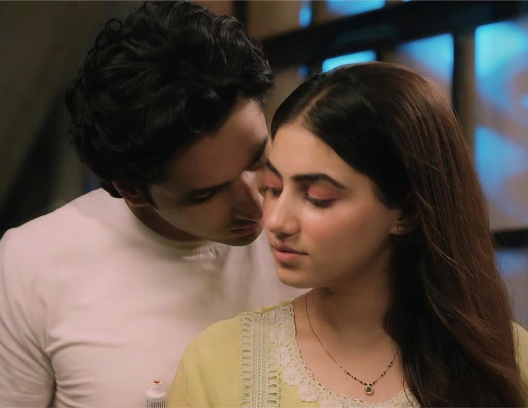 Nawab4567's tweet photo. Some love stories don't need kisses to feel magical. A single glance, a shy smile, and HeeWab's chemistry are enough. 💖
#tujulietjattdi
#heewab https://t.co/Vbmq2aPb4X