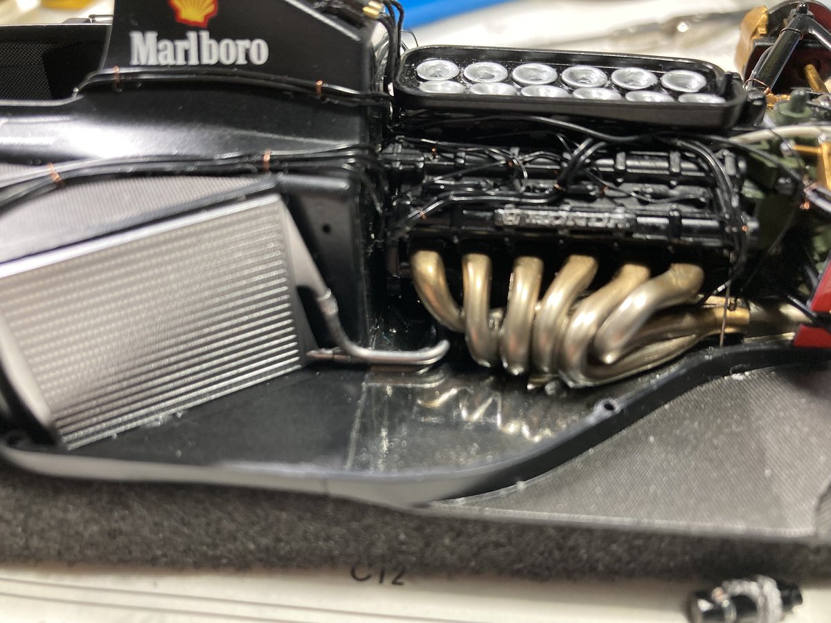 longtail314's tweet photo. 今朝のMP4/7A。
ラジエーターからのパイプはハンダを使用。
パイプ周辺の断熱板とリザーブタンク？は自作しました。存在感薄く残念…
完成が見えてきました。

 #オートモデリング
#ダベリングモデリング https://t.co/EYzbOEL5xb