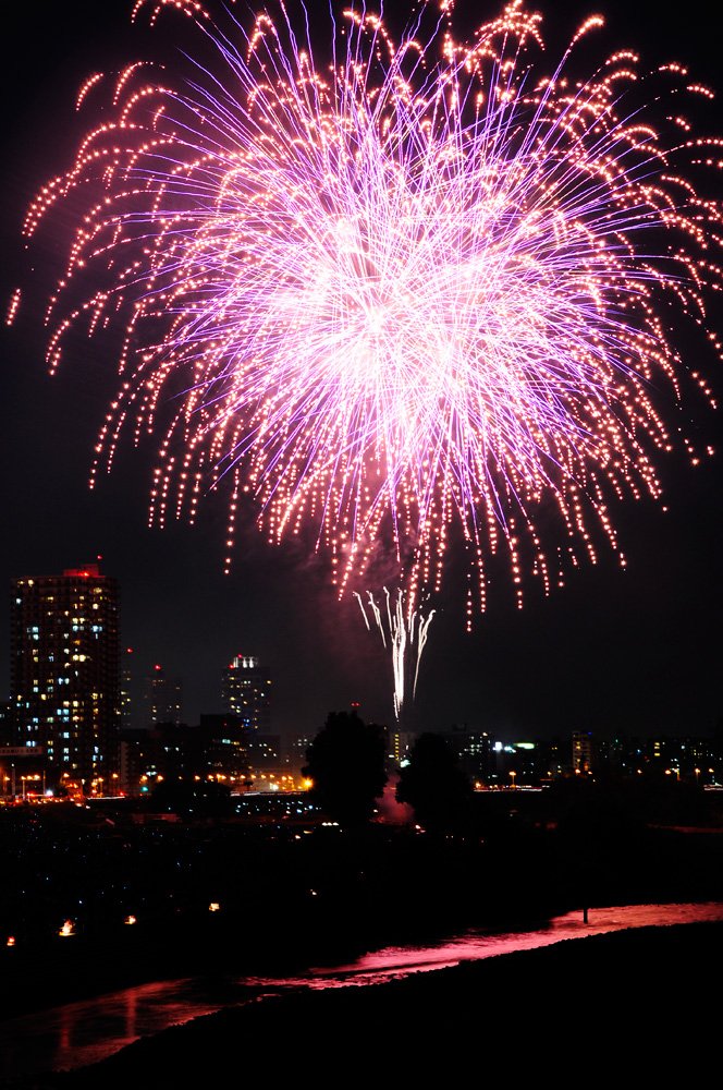 sapporolife2021's tweet photo. 7月31日（金）は札幌夏の風物詩、道新・UHB花火大会🎆
2000年代まで豊平川は3週連続で大花火大会など景気が良かったのだ…🥹
#札幌市 #花火大会 https://t.co/ph4its7ZZR