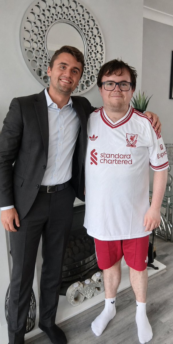 ayyreuss's tweet photo. @AnthonyDaytv @LFC @LFCRetail lovely picture tony mate https://t.co/SJgX3fHStU