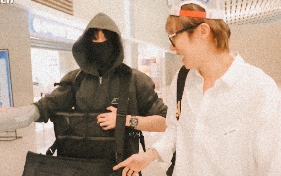 _prodkv's tweet photo. have a safe flight, our jungkookie and hobi! 💘 https://t.co/kN7EAwKZAB