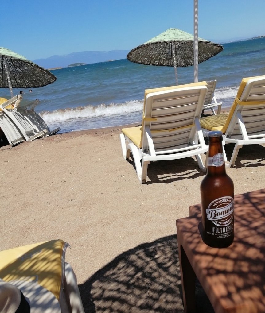 realistanblue's tweet photo. Bomonti Kardeşlere 🍻
#Deniz #Sahil #Kum #Güneş #Ayvalık ❣️ https://t.co/f2YbkUuOKx
