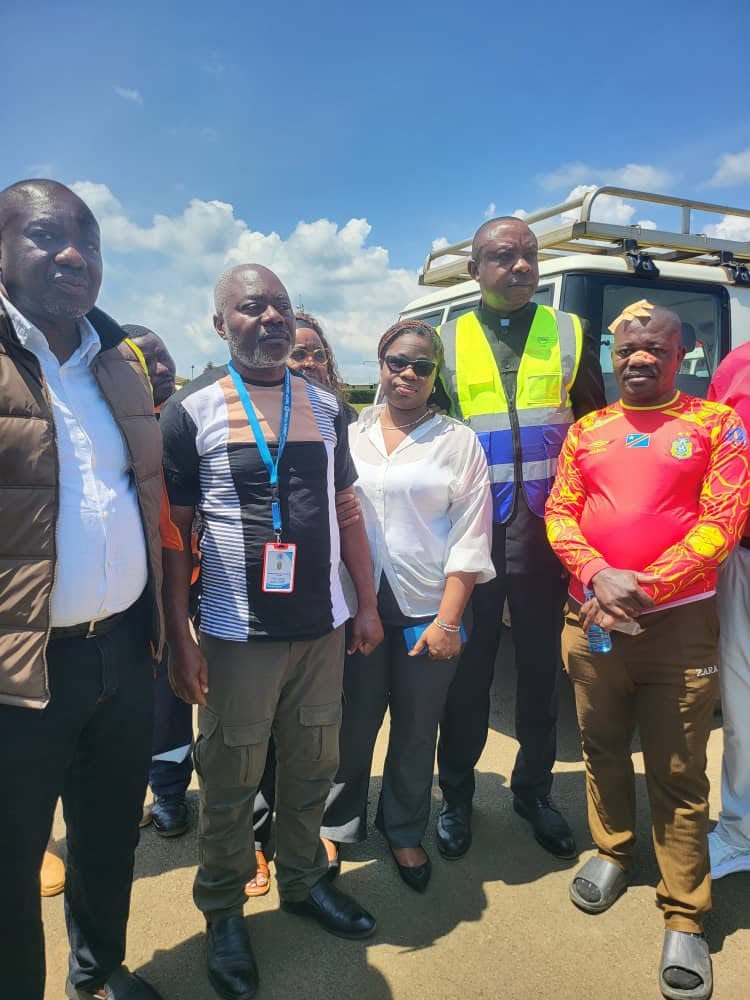 VictorKith's tweet photo. #RDC: Arrivée à #Beni via #Mavivi du pilote survivant Salomon Salumu et du corps du copilote Sathin, tragiquement décédé dans le crash aérien a #Walikale. Le comdt de Tracep Congo s'est extirpé sain et sauf en marchant vers #Buluku grâce au GPS de l'appareil, avant d'être évacué https://t.co/1flhvQCc1w