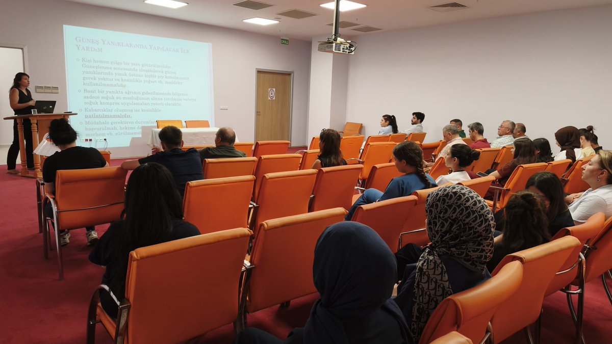 egirdirdh's tweet photo. Diyetisyen Nuriye ASAN tarafından Aşırı Sıcaklarda Alınması Gereken Önlemler ve Beslenme konusunda hastanemiz personellerine eğitim verilmiştir. https://t.co/FD79GfwsgC