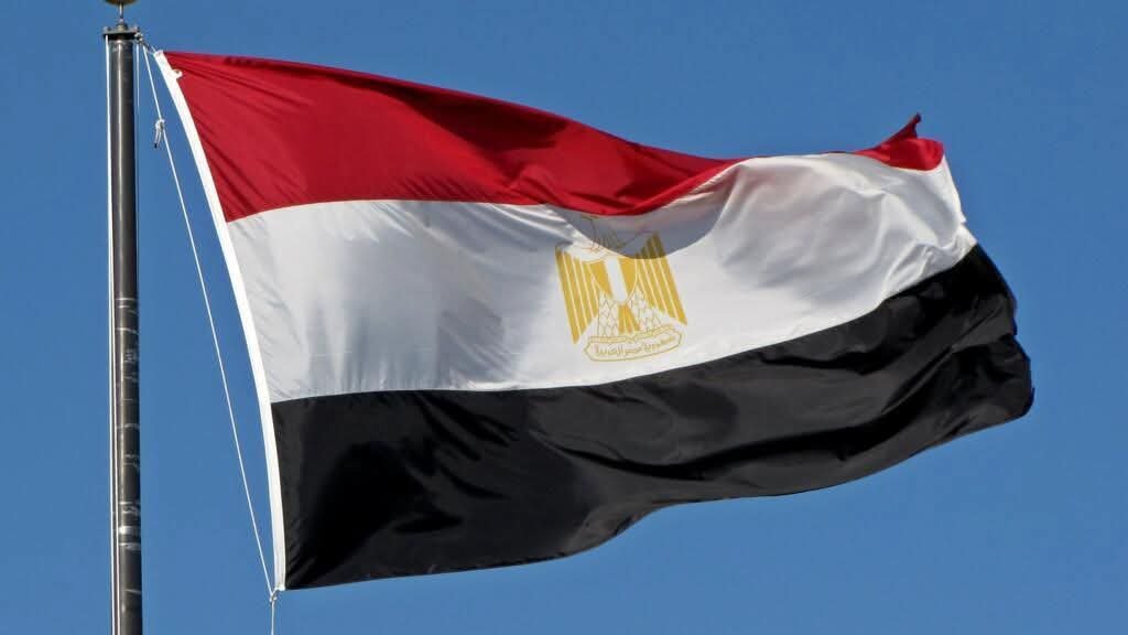engazatmasr2020's tweet photo. كلنا ثقة في بلدنا، كلنا ثقة في قواتنا المسلحة لصون وحماية وطننا الغالي، وكلنا جنود تحت أمر الوطن في أي وقت.. 
واجبنا الآن ودائمًا أن نصطف على قلب رجل واحد، فلا مجال لحياد مع أمن وسلامة الوطن، ولن نسمع ما حيينا سوى صوت مصر، ونداء مصر، وما ستقوله مصر..
إن قالت فنحن معها، وإن لم تقل فنحن معها، نحن رهن الإشارة منكِ يا مصر، ولك السيادة والقرار..
حفظ الله مصر أرضًا وشعبًا وجيشًا وقيادة، ووقاها شر كيد الكائدين وشماتة الشامتين.. اللهم آمين